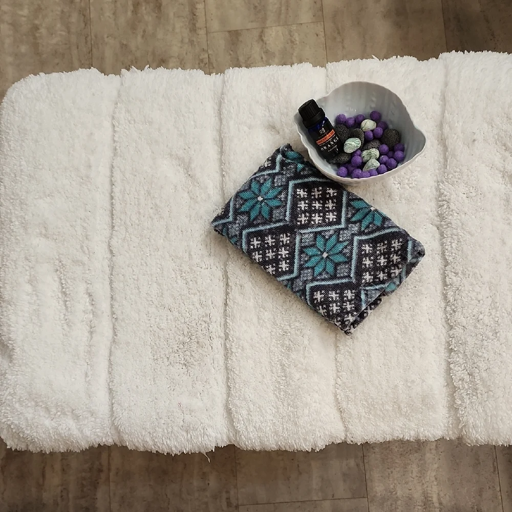 Mini Spa Bathroom Kit. Thick White Bath Mat, Hand Towel, Bowl W Essential Oil